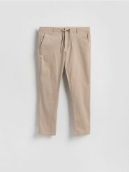 Spodnie joggery - beżowy. Brązowe spodnie materiałowe męskie Reserved, l, bez wzorów, z bawełny. Za 149.99 zł.