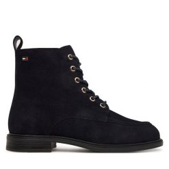 Trzewiki Tommy Hilfiger. Niebieskie botki damskie Tommy Hilfiger, bez obcasa, na płaskiej podeszwie, bez zapięcia. Za 649.99 zł.