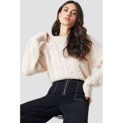 Samsoe & Samsoe Sweter Carola O-N - Offwhite. Szare swetry damskie Samsøe & Samsøe, z dzianiny, z okrągłym kołnierzem. Za 647.95 zł.