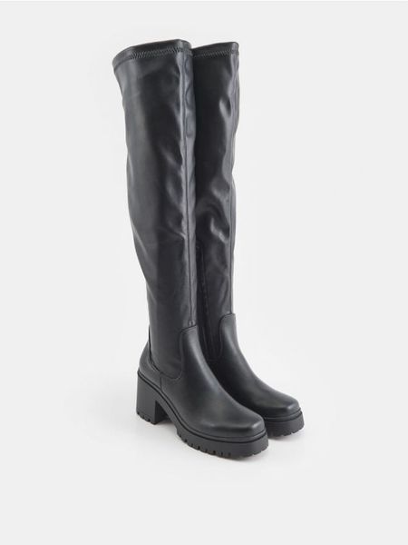 Kozaki - czarny. Czarne kozaki damskie Sinsay, ze skóry, bez obcasa. Za 139.99 zł.