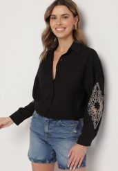 Czarna Koszula o Kroju Oversize Zdobiona Haftem na Rękawach Dovorea. Czarne bluzki damskie Born2be, l, z aplikacjami, z bawełny, eleganckie, bez kołnierzyka, bez ramiączek. Za 74.99 zł.