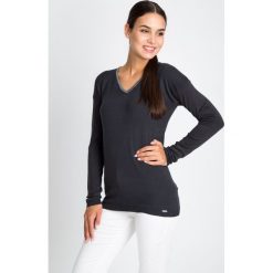 Grafitowy sweter ze srebrną lamówką QUIOSQUE. Szare swetry damskie QUIOSQUE, z dzianiny, z dekoltem w serek. W wyprzedaży za 79.99 zł.
