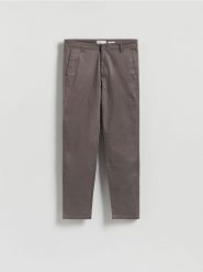 Bawełniane spodnie chino slim - ciemnoszary. Szare spodnie materiałowe męskie Reserved, bez wzorów, z bawełny. Za 129.99 zł.