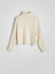 Sweter z ozdobnym splotem - złamana biel. Swetry damskie Reserved, l, bez wzorów, z dzianiny, bez kołnierzyka, bez ramiączek, bez kaptura. W wyprzedaży za 59.99 zł.