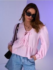 Koszulowa bluzka z muślinu z ozdobnym wiązaniem - różowy. Czerwone bluzki damskie Sinsay, l, bez wzorów, bez kołnierzyka, bez ramiączek. Za 39.99 zł.