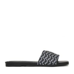 Klapki Juicy Couture. Czarne klapki damskie Juicy Couture, bez wzorów, bez obcasa. Za 159.99 zł.
