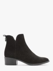 Botki z ozdobną cholewką. Czarne botki damskie Ryłko, ze skóry, z okrągłym noskiem, bez obcasa, na obcasie, bez zapięcia. Za 429.99 zł.