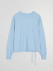 Wiskozowy sweter z ozdbnym wiązaniem - błękitny. Niebieskie swetry damskie Sinsay, l, bez wzorów, z wiskozy, bez kołnierzyka, bez ramiączek, bez kaptura. Za 39.99 zł.