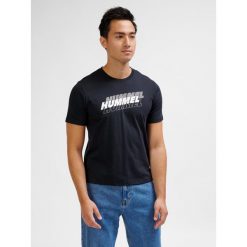 Koszulka z potrójnym logo Hummel Graphic. Czarne koszulki sportowe męskie Hummel, bez wzorów, bez kołnierzyka, bez ramiączek, do koszykówki. Za 99.50 zł.