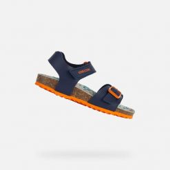 Sandały Geox Model J Ghita B. Brązowe sandały chłopięce Geox, ze skóry, bez zapięcia. Za 255.50 zł.