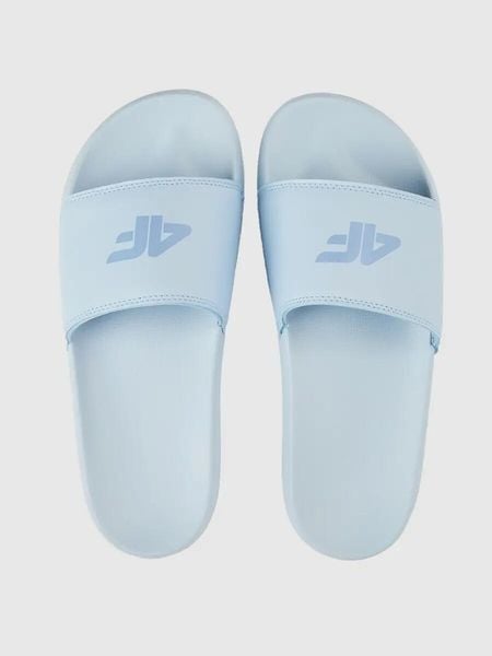 Klapki damskie 4F 4FRSS26FSLIF062. Niebieskie klapki damskie 4f, bez wzorów, z gumy, wakacyjne, bez obcasa. Za 59.99 zł.