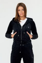 JUICY COUTURE Czarna bluza Madison. Czarne bluzy damskie Juicy Couture, s, z aplikacjami, z materiału, bez kaptura. W wyprzedaży za 249.99 zł.