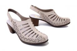 RIEKER 40959-60 beige, czółenka damskie. Brązowe sandały damskie Rieker, w ażurowe wzory, bez obcasa, na obcasie, bez zapięcia. Za 255.92 zł.