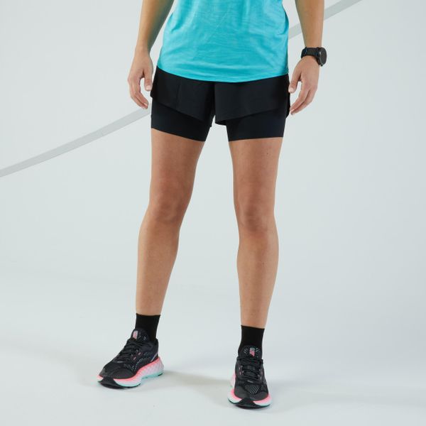 Spodenki do biegania damskie Kiprun 2w1 Run 900 Ultra. Czarne szorty sportowe damskie KIPRUN, s, bez wzorów, z materiału, sportowe, do biegania. Za 169.99 zł.