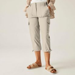 Spodnie turystyczne capri damskie Shorebella. Białe spodnie sportowe damskie Regatta, bez wzorów, trekkingowe. Za 227.00 zł.