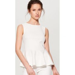 Top z baskinką - Kremowy. Topy damskie marki Mohito. W wyprzedaży za 49.99 zł.