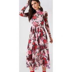 NA-KD Trend Siateczkowa sukienka midi z długim rękawem - Pink,Multicolor. Różowe sukienki damskie NA-KD Trend, z elastanu, ze stójką, z długim rękawem. Za 194.00 zł.