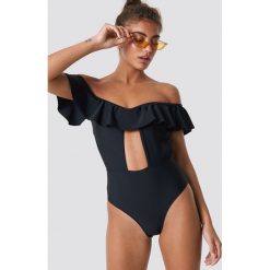 NA-KD Swimwear Kostium kąpielowy z odkrytymi ramionami - Black. Czarne kostiumy jednoczęściowe damskie NA-KD Swimwear. Za 121.95 zł.
