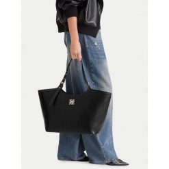 Torebka Nine West. Czarne torebki do ręki damskie Nine West, bez wzorów, bez dodatków. Za 259.99 zł.