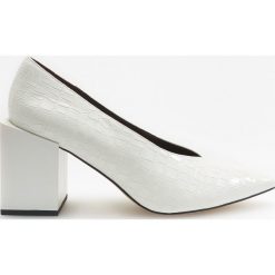 Czółenka na geometrycznym obcasie - Biały. Czółenka damskie Reserved. Za 159.99 zł.