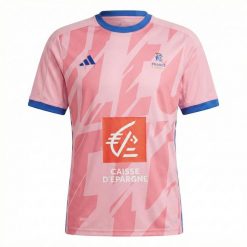 Trzecia koszulka Francji 2026/27. Czerwone koszulki sportowe męskie Adidas, xs, bez wzorów, z materiału, bez kołnierzyka, bez ramiączek, na fitness i siłownię. Za 322.50 zł.