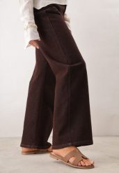 Brązowe Klapki VICES Casual z Kwadratowym Noskiem i Wycięciami Zepaela. Brązowe klapki damskie Born2be, bez wzorów, z jeansu, casualowe, bez obcasa, na płaskiej podeszwie. Za 69.99 zł.