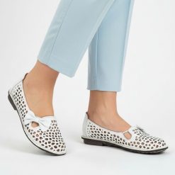 Półbuty damskie Artiker, cholewka skóra naturalna ażurowa wycięcia dekoracyjna kokarda pasek z przodu. niski fason odkryte boki zaokrąglony nosek pła. Białe półbuty damskie Artiker, na lato, w ażurowe wzory, ze skóry, eleganckie, bez obcasa, na płaskiej podeszwie, bez zapięcia. Za 188.90 zł.