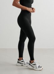 Damskie legginsy szybkoschnące, wysoki stan, kieszonka Ribbed Performance czarne. Czarne legginsy damskie Aim'n, l, bez wzorów, z elastanu. Za 254.00 zł.