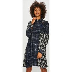 Desigual - Sukienka. Czarne sukienki damskie Desigual, z dzianiny, casualowe, z asymetrycznym kołnierzem, z długim rękawem. Za 499.90 zł.