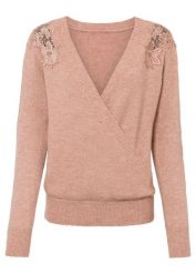 Sweter z koronkową wstawką. Czerwone swetry damskie bonprix, bez wzorów, z koronki, bez kołnierzyka, bez ramiączek, bez kaptura. Za 114.99 zł.