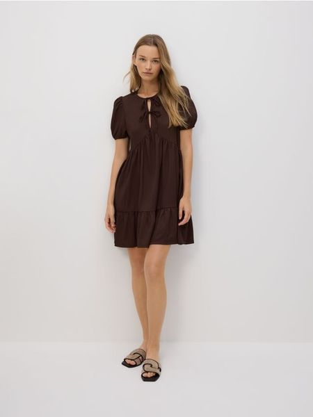 Strukturalna sukienka mini - brązowy. Brązowe sukienki damskie Reserved, l, bez wzorów, z dzianiny, bez kołnierzyka, bez ramiączek, mini, rozkloszowane. W wyprzedaży za 39.99 zł.