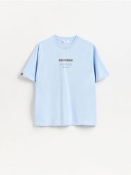 T-shirt boxy z nadrukiem na plecach - jasnoniebieski. Niebieskie t-shirty męskie Reserved, l, bez wzorów, z bawełny, bez kołnierzyka. Za 69.99 zł.