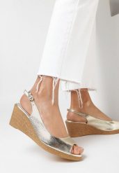 Złote Sandały na Koturnie ze Skórzaną Wkładką i Odkrytą Piętą i Noskiem Euphenis. Żółte sandały damskie Born2be, bez wzorów, bez obcasa, na koturnie, bez zapięcia. Za 79.99 zł.