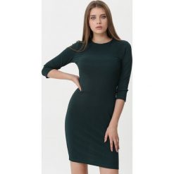 Ciemnozielona Sukienka Yvette. Sukienki damskie Born2be, na imprezę, na jesień, l, bez wzorów, z dzianiny, bez kołnierzyka, bez ramiączek, midi, dopasowane. Za 69.99 zł.