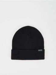 Czapka beanie - czarny. Czarne czapki i kapelusze męskie Sinsay, z aplikacjami. Za 9.99 zł.