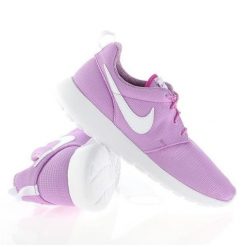 Buty Nike Rosherun W 599729-503 fioletowe. Fioletowe obuwie sportowe damskie bez wzorów, z gumy, na fitness i siłownię. Za 374.47 zł.