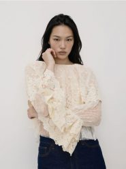 Bluzka z falbanami - złamana biel. Bluzki damskie Reserved, l, bez wzorów, z koronki, bez kołnierzyka, bez ramiączek. Za 179.99 zł.