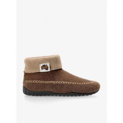 Kapcie Gumbies Thredbo Boots. Brązowe kapcie damskie Gumbies, bez wzorów, bez obcasa. Za 177.99 zł.