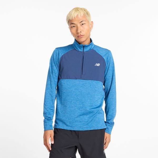Bluza męska New Balance MT43204HEB – niebieska. Niebieskie bluzy męskie New Balance, l, bez wzorów, z materiału, bez kaptura, do biegania. Za 169.99 zł.