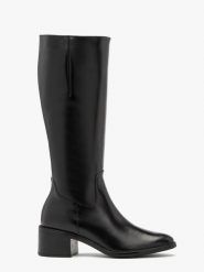 Czarne klasyczne kozaki damskie TRISS. Czarne kozaki damskie Ryłko, z gumy, z okrągłym noskiem, bez obcasa, na obcasie. Za 629.99 zł.
