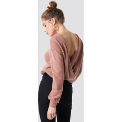 NA-KD Trend Dzianinowy sweter z kopertowym tyłem - Pink. Różowe swetry damskie NA-KD Trend, z dzianiny, z kopertowym dekoltem. Za 121.95 zł.