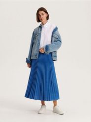 Plisowana spódnica midi - jasnoniebieski. Niebieskie spódnice damskie Reserved, l, bez wzorów, z dzianiny, midi, rozkloszowane. W wyprzedaży za 59.99 zł.