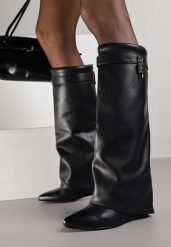 Czarne Kozaki na Koturnie z Modnie Wywiniętą Cholewką z Klamrą Erisela. Czarne kozaki damskie Born2be, z jeansu, bez obcasa, na koturnie. Za 159.99 zł.