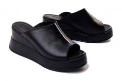 ARTIKER RELAKS 52C0470 czarny, klapki damskie. Czarne klapki damskie Artiker Relaks, bez wzorów, ze skóry, bez obcasa, na koturnie. Za 179.93 zł.