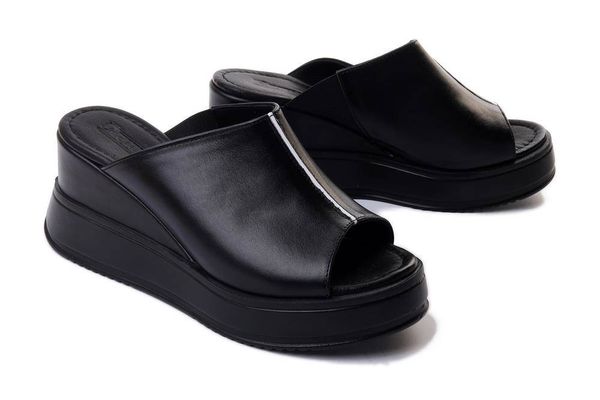 ARTIKER RELAKS 52C0470 czarny, klapki damskie. Czarne klapki damskie Artiker Relaks, bez wzorów, ze skóry, bez obcasa, na koturnie. Za 167.93 zł.