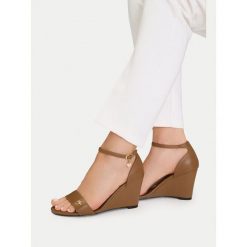 Sandały MEXX. Brązowe sandały damskie Mexx, bez wzorów, bez obcasa, na koturnie, bez zapięcia. Za 148.99 zł.