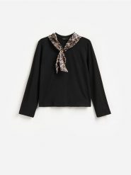 Bawełniany longsleeve z chustą - czarny. Czarne szaliki i chusty damskie Reserved, bez wzorów, z bawełny. Za 99.99 zł.