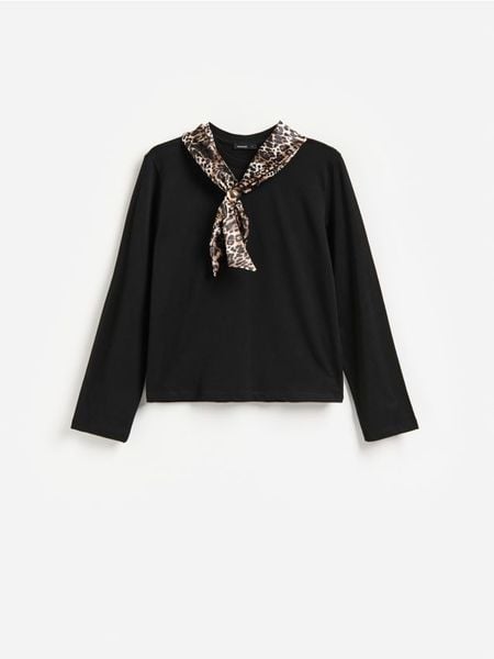 Bawełniany longsleeve z chustą - czarny. Czarne szaliki i chusty damskie Reserved, bez wzorów, z bawełny. Za 99.99 zł.