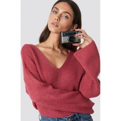 Dilara x NA-KD Sweter z dekoltem V - Red. Czerwone swetry damskie Dilara x NA-KD, z dzianiny, dekolt w kształcie v. Za 161.95 zł.