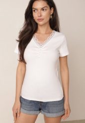 Biała Bluzka Bawełniana na Krótki Rękaw Zdobiona Koronką i Perełkami Palassa. Białe bluzki damskie Born2be, m, z aplikacjami, z bawełny, eleganckie, bez kołnierzyka, bez ramiączek. Za 39.99 zł.